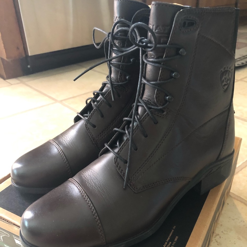 Ariat Paddock Boot
Brand new
8 1/2
Chocolate color